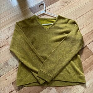 70’s vintage v-neck sweater. Size M, Like Brand New